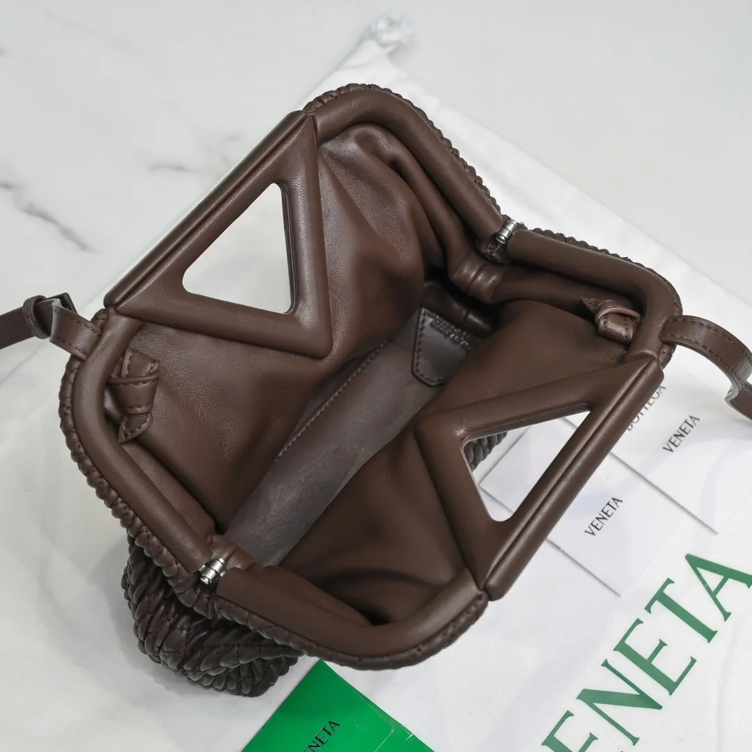 B's new POINT handbag, sheepskin and Losange quilted leather handbag, and the position of the triangular handle also hides a magnet opening and closing design, very retro, replacing the conventional zipper but still leaving enough privacy, with long shoulder straps across the diagonal It has a lazy feel and a full sense of high-end, which will win the hearts of girls~ New style for spring and summer, V-shaped handle design~ Simple and cool, the wind blows~ The size of this mini triangle bag: 24*16*8, model # "6908-1"